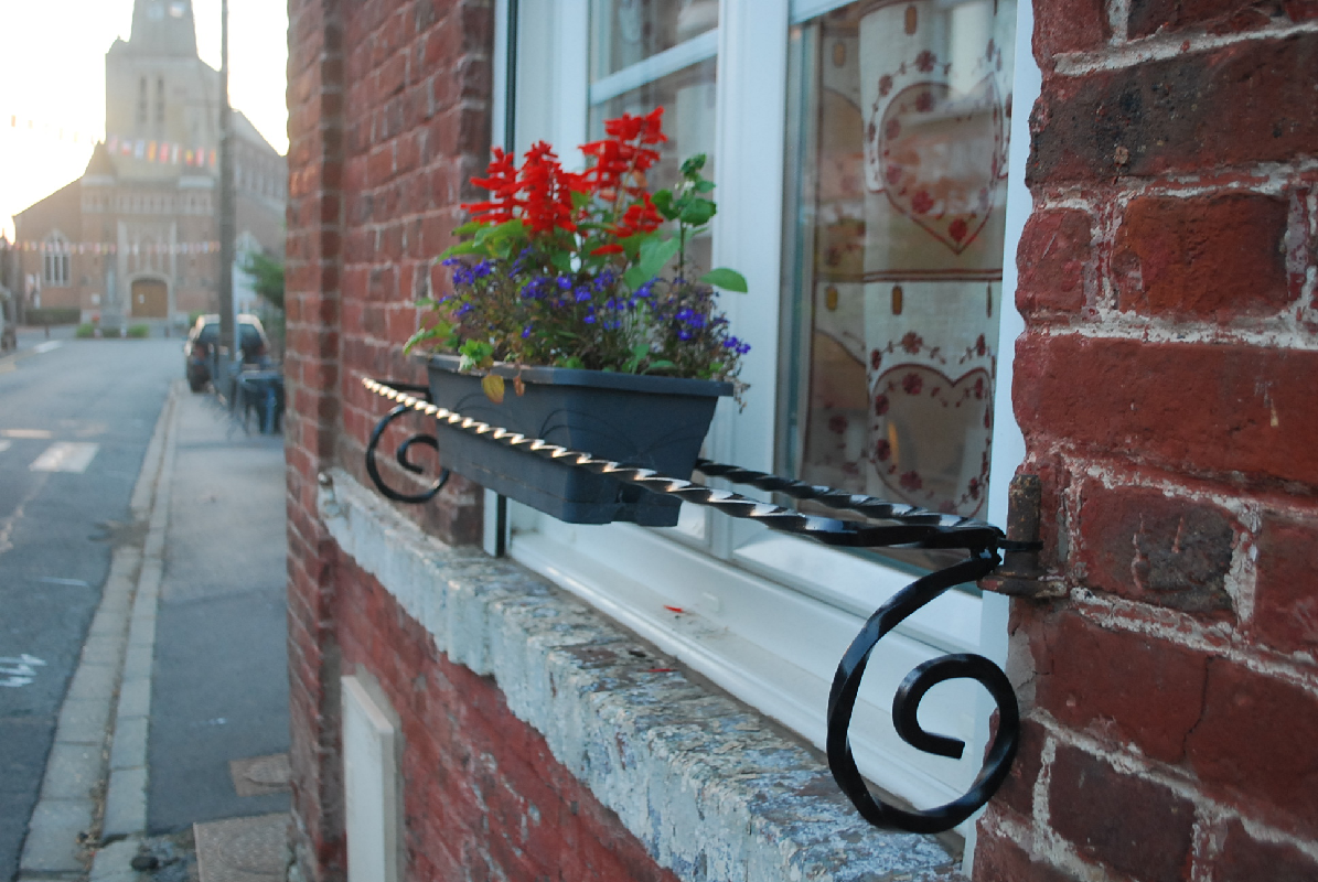 Support jardinière acier peint adaptable sur gonds de volet